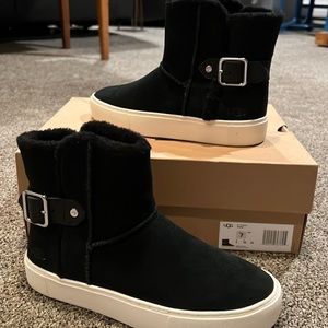 Women’s Ugg Aika sneaker size 7 never worn!